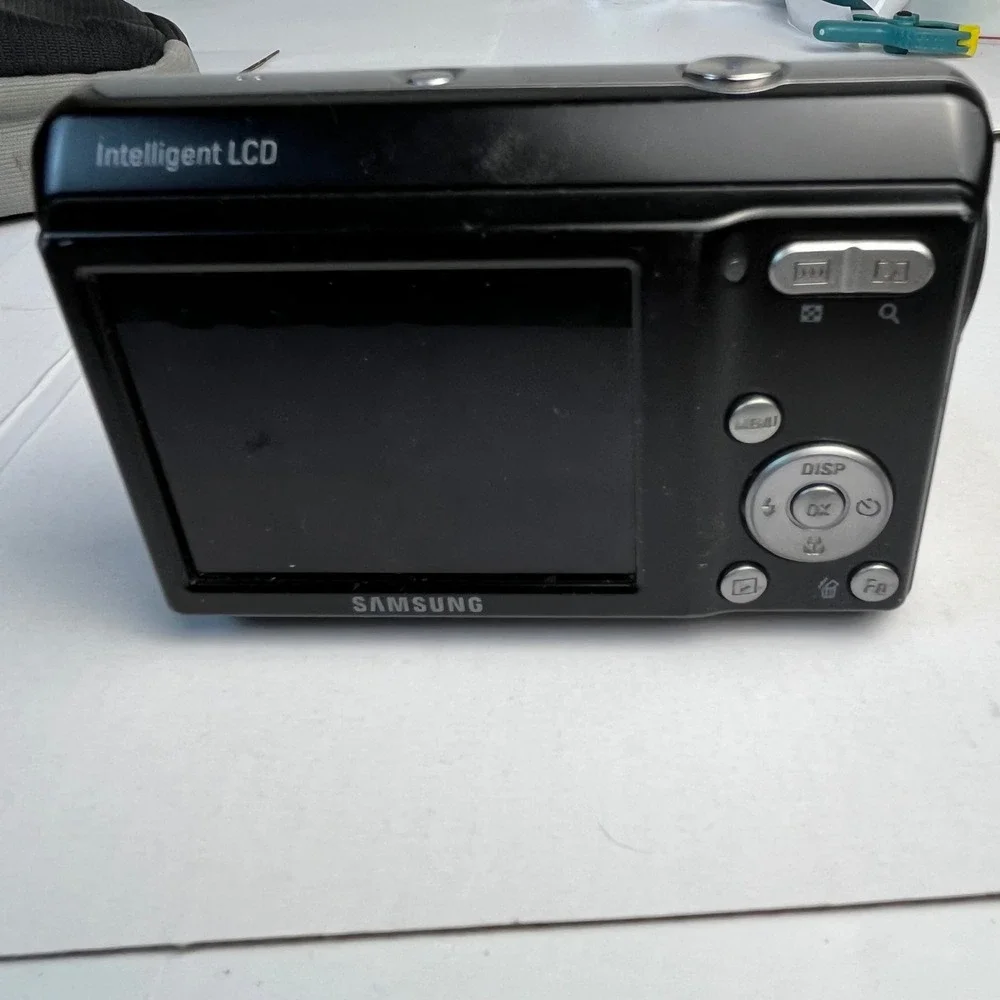 Samsung SL40 Digital Camera Black 12.2MP 3x Zoom Beauty Shot with Case Logic Bag